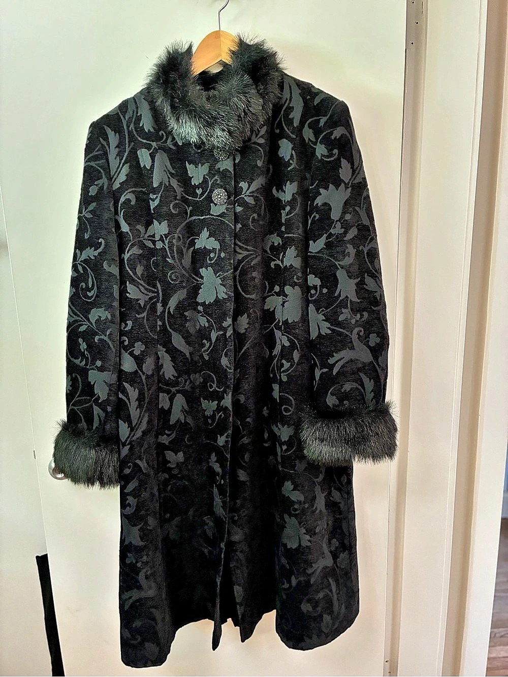 Vintage Novelti Floral Fur-Trim Coat in Black & Gray Size 13/14 Like New